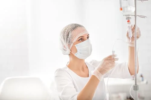 врач с капельницей